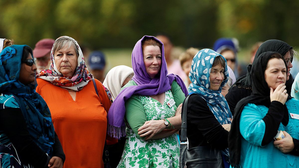 Yeni Zelandalı kadınlar terör kurbanlarıyla dayanışma için başörtüsü takıyor