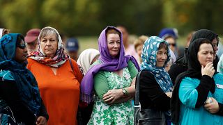 Yeni Zelandalı kadınlar terör kurbanlarıyla dayanışma için başörtüsü takıyor
