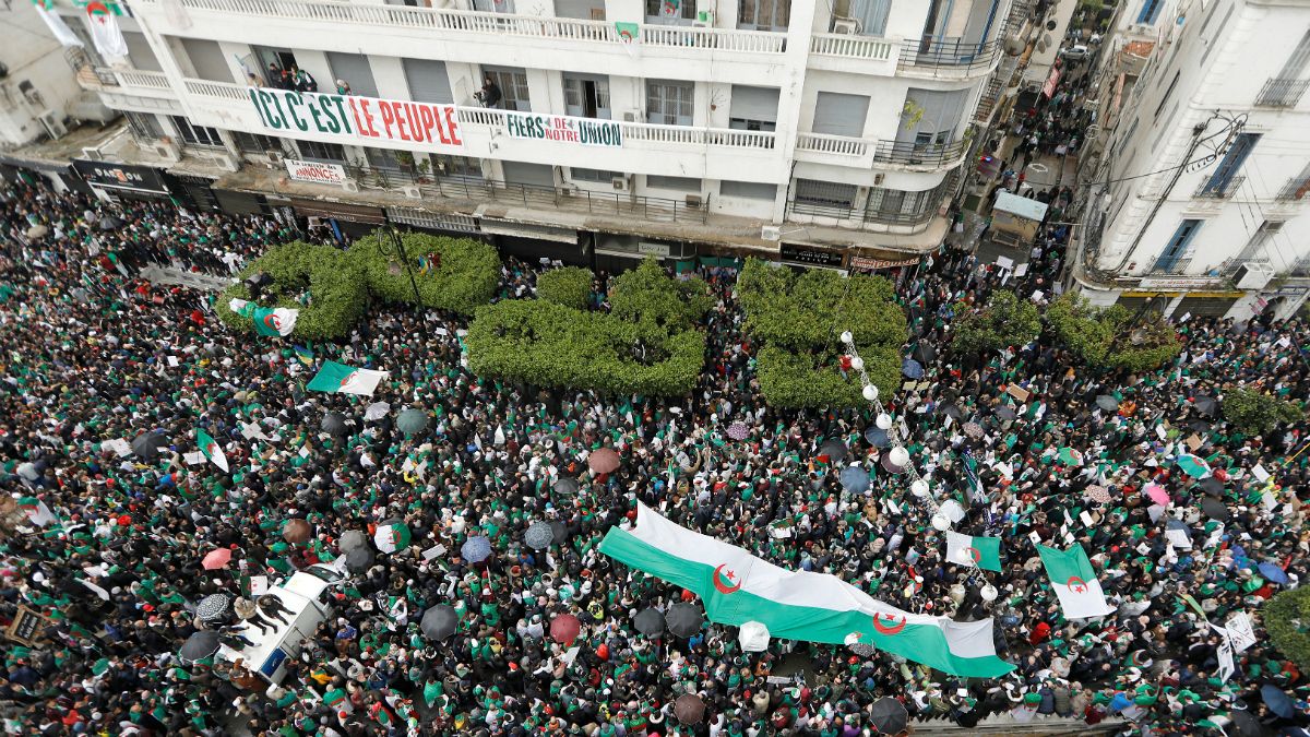 Centenas de milhares voltaram a exigir nas ruas a saída do presidente