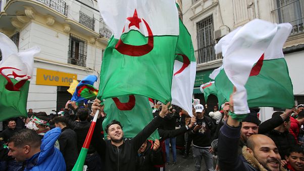 Protestos intensificam-se nas principais cidades argelinas Protestos intensificam-se nas principais cidades argelinas