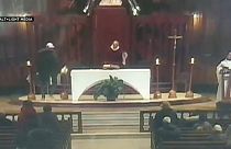 فيديو: رجل يطعن قساً أثناء قداس في كنيسة سانت جوزيف في مونتريال