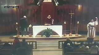 فيديو: رجل يطعن قساً أثناء قداس في كنيسة سانت جوزيف في مونتريال