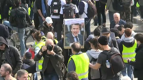 Ξανά στους δρόμους τα κίτρινα γιλέκα Ξανά στους δρόμους τα κίτρινα γιλέκα