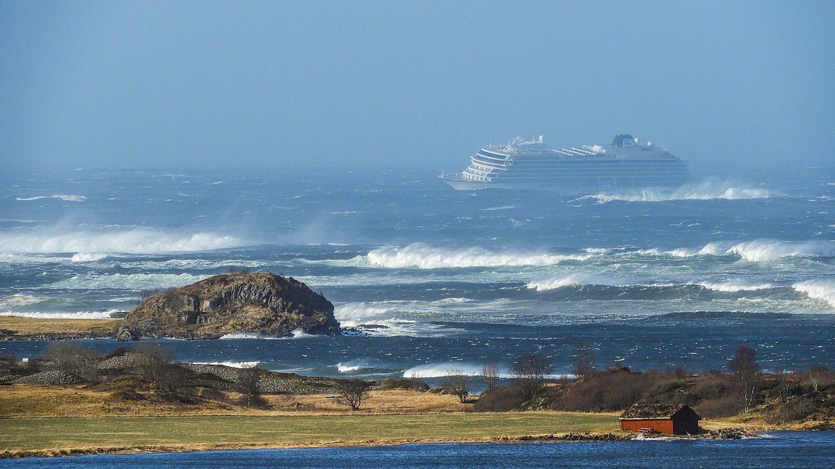 سفينة قبالة ساحل النرويج تم إنقاذ ركابها بعد أن تعطلت محركاتها