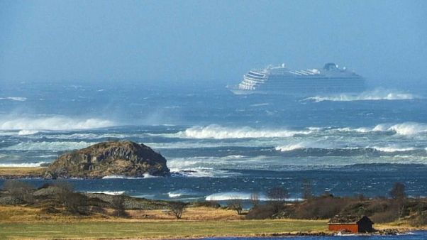 Cruzeiro evacuado ao largo da Noruega Cruzeiro evacuado ao largo da Noruega