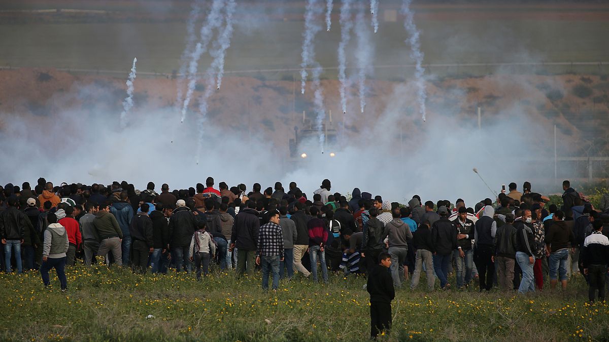 الجيش الإسرائيلي يمطر محتجين فلسطينيين بقنابل الغاز في غزة