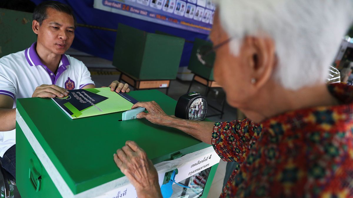 امرأة تصوت في انتخابات تايلاند