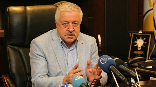 AK Partili vekil Ahmet Uzer, 'Şeyin trene baktığı gibi bakıyorlar' sözleri için özür diledi AK Partili vekil Ahmet Uzer, 'Şeyin trene baktığı gibi bakıyorlar' sözleri için özür diledi