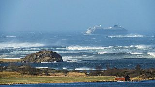 نروژ؛ کشتی تفریحی گرفتار در طوفان به ساحل رسید