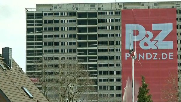Duisburg: 22-stöckiges Wohnhaus gesprengt Duisburg: 22-stöckiges Wohnhaus gesprengt