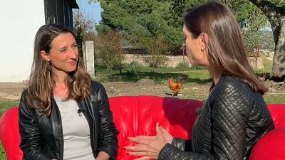 Spanyolországba ért az Euronews piros kanapéja