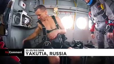 شاهد.. ضابط روسي سابق يقفز بالمظلة شبه عار بدرجة حرارة 50 تحت الصفر!