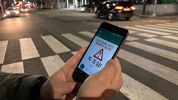 "Attention à la voiture qui arrive sur votre gauche" "Attention à la voiture qui arrive sur votre gauche"