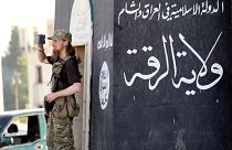 صورة أرشيفية لأحد جنود تنظيم داعش بمدينة الرقة السورية