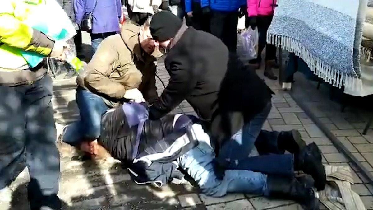 Video: "Odin'in Askerleri"nden Finlandiya Dışişleri Bakanı Timo Soini'ye saldırı 
