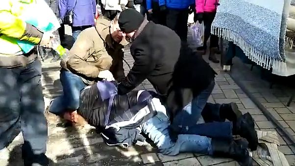 Video: "Odin'in Askerleri"nden Finlandiya Dışişleri Bakanı Timo Soini'ye saldırı Video: "Odin'in Askerleri"nden Finlandiya Dışişleri Bakanı Timo Soini'ye saldırı
