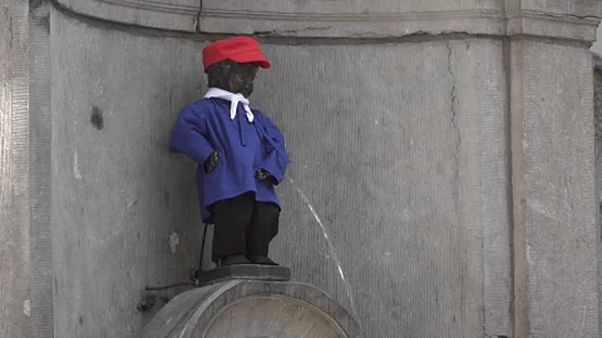 El Manneken Pis de Bruselas "orina" agua potable El Manneken Pis de Bruselas "orina" agua potable
