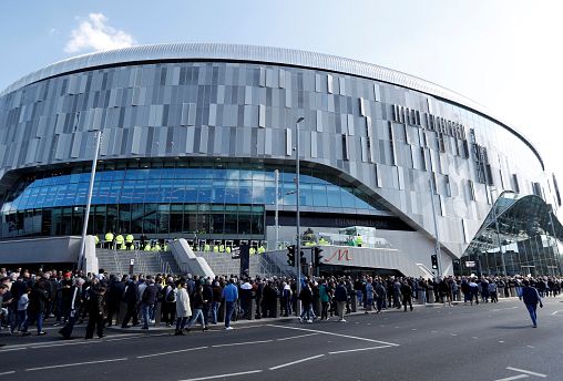 Tottenham abre novo estádio aos adeptos
