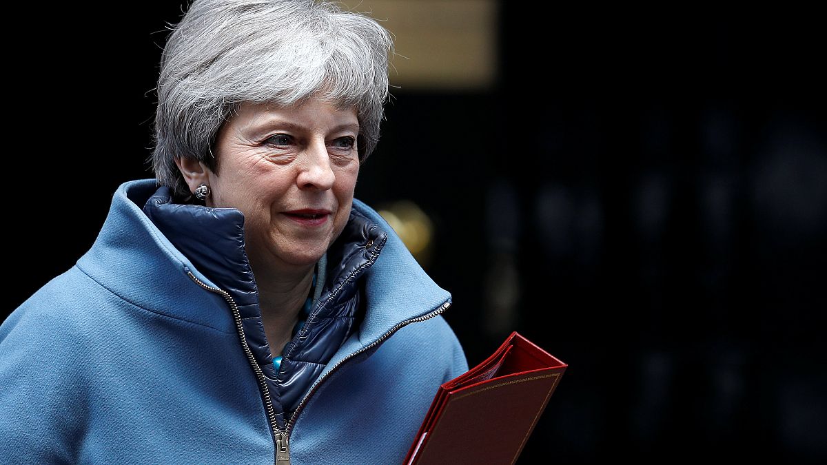 Brexit: Theresa May recusa passar "cheque em branco" ao Parlamento