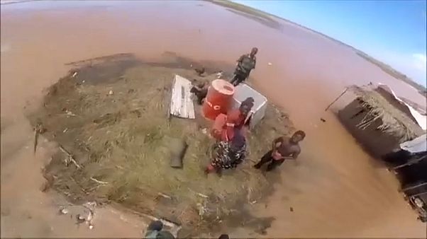Rescatan a una niña atrapada en mitad de las inundaciones del ciclón Idai Rescatan a una niña atrapada en mitad de las inundaciones del ciclón Idai