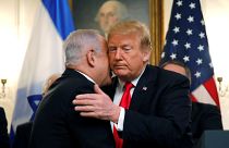 رئيس الوزراء الإسرائيلي يعانق الرئيس الأمريكي دونالد ترامب بعد توقيع القرار