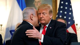 رئيس الوزراء الإسرائيلي يعانق الرئيس الأمريكي دونالد ترامب بعد توقيع القرار