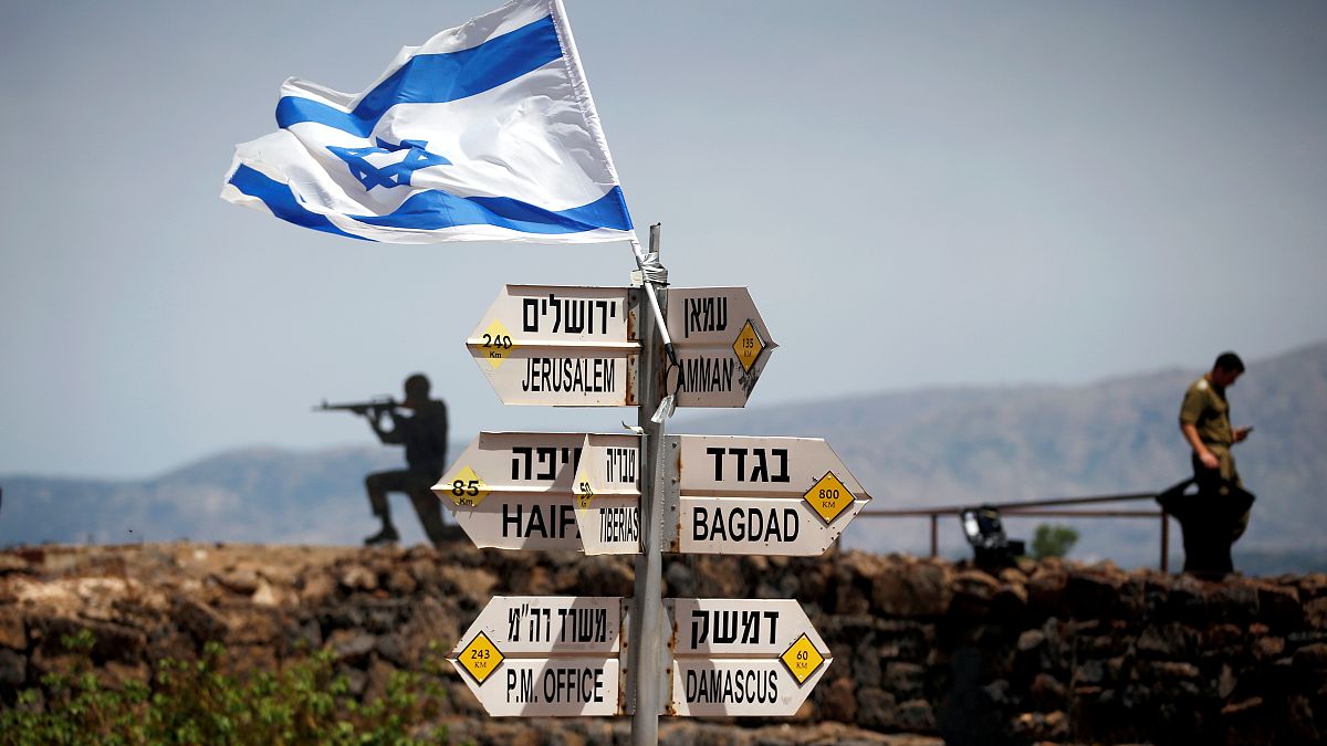 مجموعة لافتات تشير إلى الاتجاهات في هضبة الجولان التي تحتلها إسرائيل