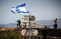 مجموعة لافتات تشير إلى الاتجاهات في هضبة الجولان التي تحتلها إسرائيل