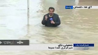شاهد: مراسل التلفزيوني الرسمي الإيراني ينجز عمله في الماء