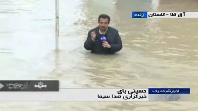 شاهد: مراسل التلفزيوني الرسمي الإيراني ينجز عمله في الماء 