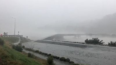Új-Zéland: elmosott egy hidat az áradó folyó