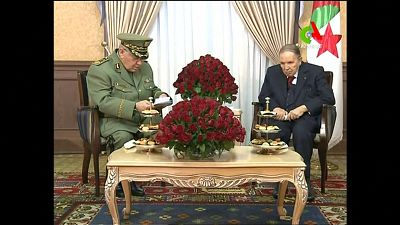 Chefe do Exército propõe afastamento de Bouteflika