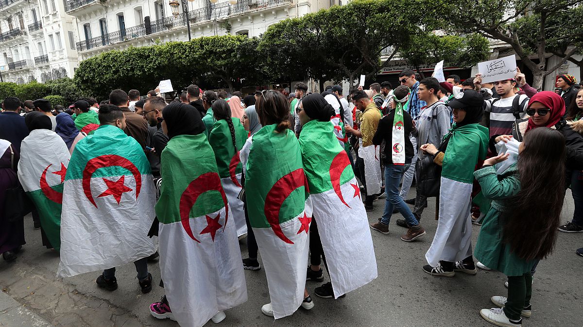 A vezérkari főnök az algériai elnök felmentését javasolja