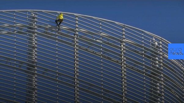 Lo "spiderman" francese colpisce ancora: scalata da 185 metri per salvare Notre-Dame Lo "spiderman" francese colpisce ancora: scalata da 185 metri per salvare Notre-Dame