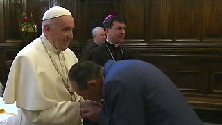 Il Papa non vuole che i fedeli gli bacino l'anello "per motivi igienici"