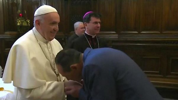 Video | Papa Francis'in yüzüğünü öpmek isteyen Katoliklerle mücadelesi Video | Papa Francis'in yüzüğünü öpmek isteyen Katoliklerle mücadelesi