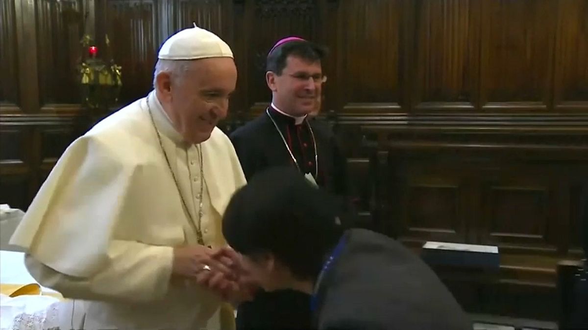 شاهد: البابا فرنسيس يسحب يده من أمام المقبلين