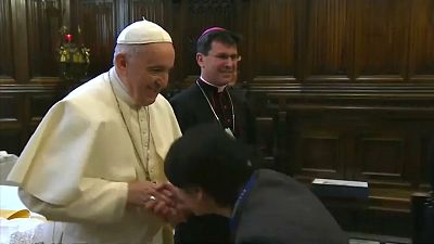 شاهد: البابا فرنسيس يسحب يده من أمام المقبلين