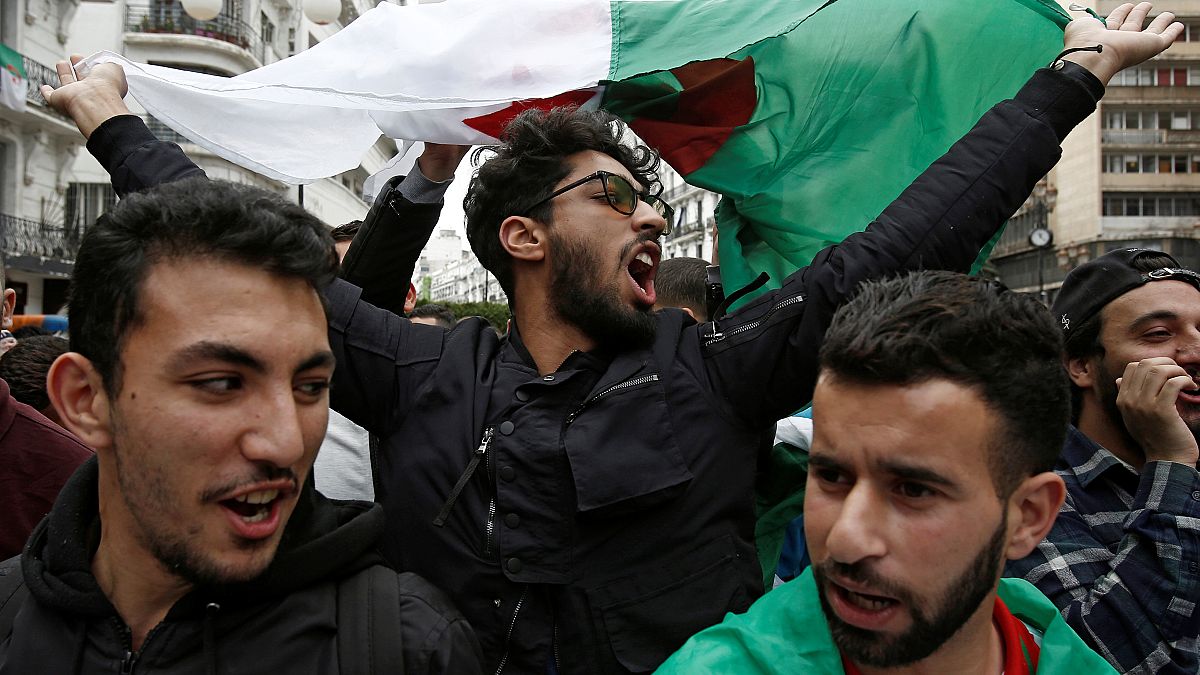 موقع الكتروني: زعيم لاحتجاجات الجزائر يرفض محاولة الجيش إعلان عدم أهلية بوتفليقة للحكم