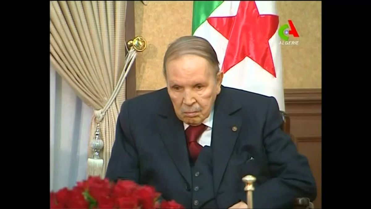 Militares tiram tapete ao presidente argelino