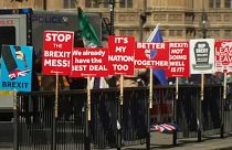 Deputados britânicos votam alternativas ao Brexit de May