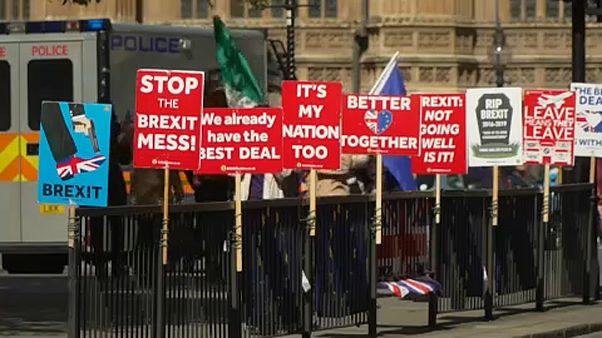 Deputados britânicos votam alternativas ao Brexit de May Deputados britânicos votam alternativas ao Brexit de May