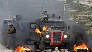 جيب عسكري اسرائيلي اندلعت فيه النيران في مظاهرات غرب رام الله تضامنا مع غزة
