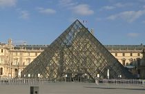 Пирамида Лувра отмечает юбилей