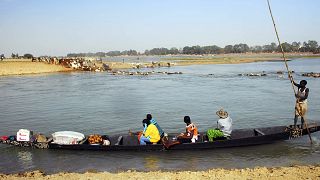 رعاة من عرقية الفولاني في مالي تعبر نهر النيجر