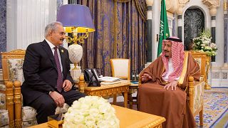 العاهل السعودي سلمان بن عبد العزيز يلتقي خليفة حفتر في الرياض