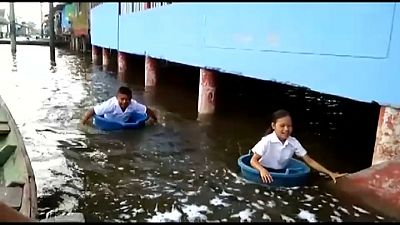شاهد: فيضانات بيرو تجبر الأطفال على الذهاب إلى المدارس في دلاء!