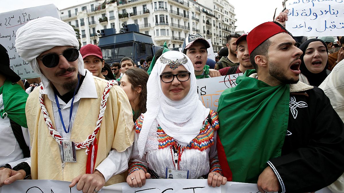 Cezayir: Muhalefet ve en büyük sendikadan Buteflika'ya karşı orduya destek 