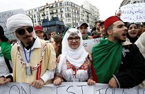 Cezayir: Muhalefet ve en büyük sendikadan Buteflika'ya karşı orduya destek
