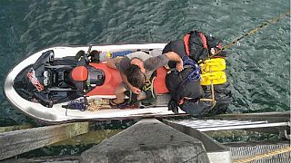 Australia, armato di balestra cerca di fuggire su una moto d'acqua
